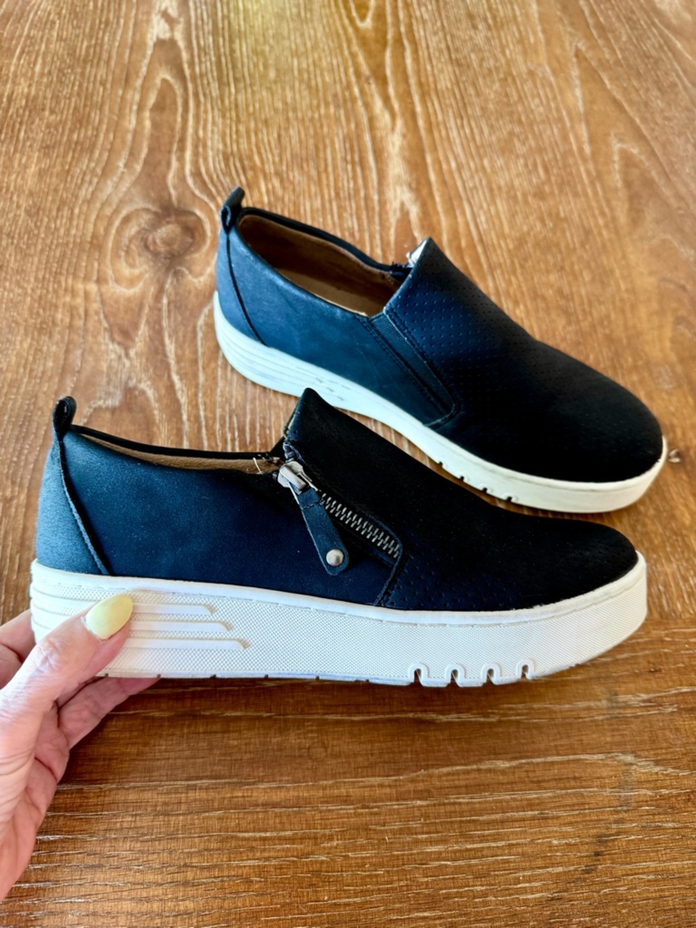 Cushionaire black Nissa slip on sneakers 8M - Picture 3 of 13